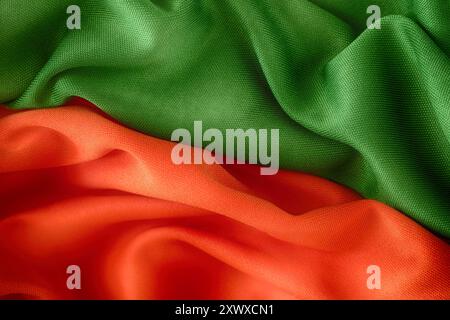 Fond de texture de tissu rouge orange et vert. Gros plan. Banque D'Images