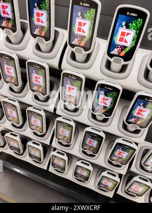 Prague, République Tchèque - 20 août 2024 : le dispositif portable de k-scan pour l'auto-scan de l'épicerie Banque D'Images