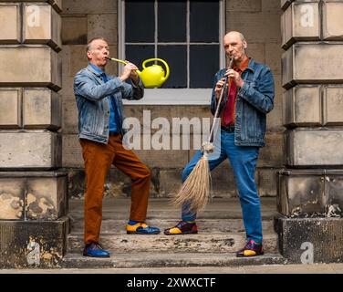 Institut français, Édimbourg, Écosse, Royaume-Uni, 21 août 2024, Festival Fringe d’Édimbourg : le duo français Zic Zazou montre quelques-uns des étranges instruments fabriqués à partir d’objets ménagers, comme des balais, qu’ils utilisent dans leur spectacle All Eyes and Ears (L’oeil et L’oreille). Sur la photo : acteurs et multi-instrumentistes Jean-François Hoel et Hervé Babille. Crédit : Sally Anderson/Alamy Live News Banque D'Images