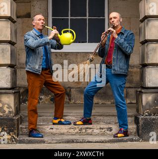 Institut français, Édimbourg, Écosse, Royaume-Uni, 21 août 2024, Festival Fringe d’Édimbourg : le duo français Zic Zazou montre quelques-uns des étranges instruments fabriqués à partir d’objets ménagers, comme des balais, qu’ils utilisent dans leur spectacle All Eyes and Ears (L’oeil et L’oreille). Sur la photo : acteurs et multi-instrumentistes Jean-François Hoel et Hervé Babille. Crédit : Sally Anderson/Alamy Live News Banque D'Images