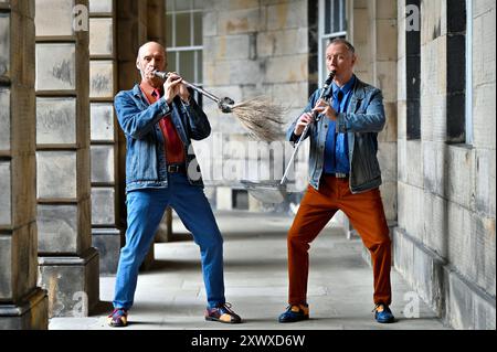 Édimbourg, Écosse, Royaume-Uni. 21 août 2024. Edinburgh Fringe : tous les yeux et les oreilles, enquête sur la relation mystérieuse et puissante entre la musique et le cinéma. Le duo français Zic Zazou montre quelques-uns des instruments étranges et merveilleux fabriqués à partir d’objets ménagers, comme les aspirateurs et les balais, qu’ils utilisent dans le spectacle. Exposition à l'Institut français d'Écosse, lieu 168. Crédit : Craig Brown/Alamy Live News Banque D'Images