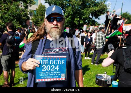 Chicago, États-Unis. 19 août 2024. Un manifestant tient une pancarte avec une référence au Big Lebowski lors de la « Marche sur le DNC » le premier jour de la Convention nationale démocrate. Des militants sont rassemblés à Chicago pour organiser des manifestations pendant la convention, qui se déroule du 19 au 22 août. (Photo de Jeremy Hogan/SOPA images/Sipa USA) crédit : Sipa USA/Alamy Live News Banque D'Images