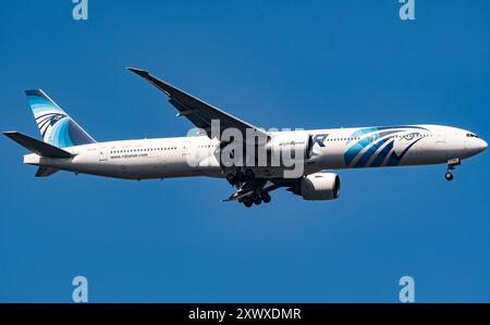 EgyptAir Boeing 777-36N(er) su-GDL survole Windsor Great Park avant d'atterrir à l'aéroport d'Heathrow, 07/08/2024. Crédit JTW Aviation images / Alamy. Banque D'Images