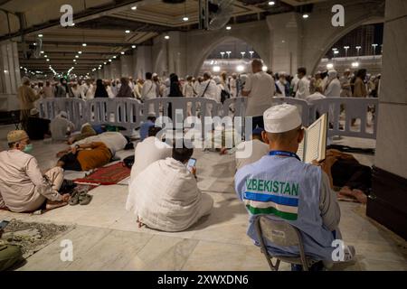 La Mecque, Arabie Saoudite - 6 juin 2024 : un vieil homme, pèlerin du Hadj et de la Oumrah d'Ouzbékistan assis et lisant le Coran à Masjidil Haram, Grande Mosquée de ma Banque D'Images