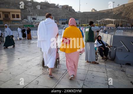 La Mecque, Arabie Saoudite - 5 juin 2024 : famille de pèlerins du Hadj et de l'Oumrah de Tunisie, marchant près de Masjidil Haram, Grande Mosquée à Makkah, Arabie Saoudite. Haj Banque D'Images