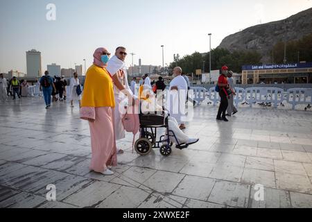 La Mecque, Arabie Saoudite - 5 juin 2024 : famille de pèlerins du Hadj et de l'Oumrah de Tunisie, marchant près de Masjidil Haram, Grande Mosquée à Makkah, Arabie Saoudite. Haj Banque D'Images