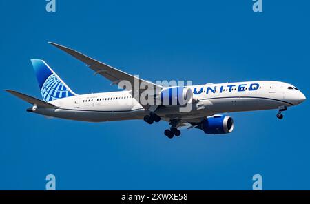 United Boeing 787-9 Dreamliner N24976 survole Windsor Great Park avant d'atterrir à l'aéroport d'Heathrow, le 07/08/2024. Créditez JTW Aviation images. Banque D'Images