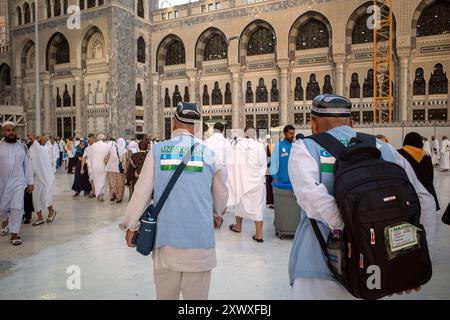 La Mecque, Arabie Saoudite - 5 juin 2024 : pèlerin du Hadj et de l'Oumrah d'Ouzbékistan marchant près de Masjidil Haram, Grande Mosquée de la Mecque, Makkah, Arabie Saoudite. H Banque D'Images