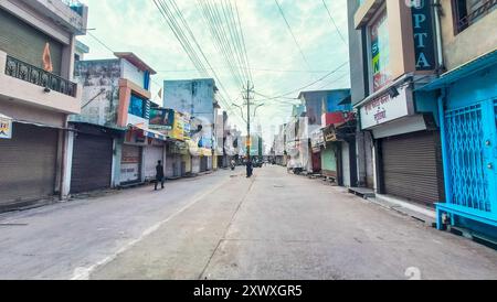 Beawar, Rajasthan, 21 août 2024 : vue déserte d'un marché fermé pendant Bharat Bandh contre le verdict de la Cour suprême sur les réserves des castes répertoriées (SC) et des tribus répertoriées (ST), à Beawar. Le Bharat Bandh du 21 août, convoqué par les organisations Dalit et Adivasi, y compris la Confédération nationale des organisations Dalit et Adivasi (NACDAOR), est une réponse à une récente décision de la Cour suprême autorisant les états à créer des sous-classifications au sein des castes répertoriées (SC) et des tribus répertoriées (ST) et à mettre en œuvre un concept de « couche crémeuse ». Crédit : Sumit Saraswat/Alamy Live News Banque D'Images