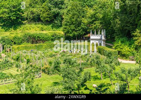 Le magnifique bâtiment Exedra dans les jardins rococo de Painswick construit pour Benjamin Hyett dans les Cotswolds, Gloucestershire Banque D'Images