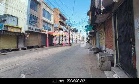 Beawar, Rajasthan, 21 août 2024 : vue déserte d'un marché fermé pendant Bharat Bandh contre le verdict de la Cour suprême sur les réserves des castes répertoriées (SC) et des tribus répertoriées (ST), à Beawar. Le Bharat Bandh du 21 août, convoqué par les organisations Dalit et Adivasi, y compris la Confédération nationale des organisations Dalit et Adivasi (NACDAOR), est une réponse à une récente décision de la Cour suprême autorisant les états à créer des sous-classifications au sein des castes répertoriées (SC) et des tribus répertoriées (ST) et à mettre en œuvre un concept de « couche crémeuse ». Crédit : Sumit Saraswat/Alamy Live News Banque D'Images