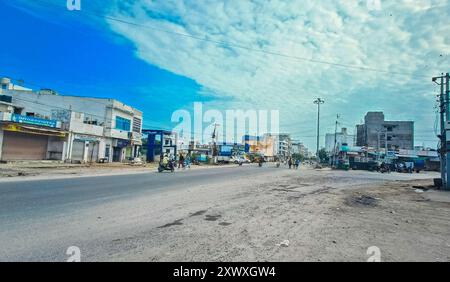 Beawar, Rajasthan, 21 août 2024 : vue déserte d'un marché fermé pendant Bharat Bandh contre le verdict de la Cour suprême sur les réserves des castes répertoriées (SC) et des tribus répertoriées (ST), à Beawar. Le Bharat Bandh du 21 août, convoqué par les organisations Dalit et Adivasi, y compris la Confédération nationale des organisations Dalit et Adivasi (NACDAOR), est une réponse à une récente décision de la Cour suprême autorisant les états à créer des sous-classifications au sein des castes répertoriées (SC) et des tribus répertoriées (ST) et à mettre en œuvre un concept de « couche crémeuse ». Crédit : Sumit Saraswat/Alamy Live News Banque D'Images