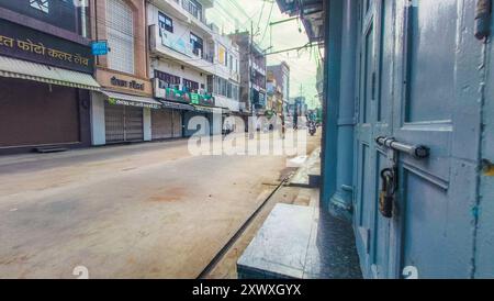 Beawar, Rajasthan, 21 août 2024 : vue déserte d'un marché fermé pendant Bharat Bandh contre le verdict de la Cour suprême sur les réserves des castes répertoriées (SC) et des tribus répertoriées (ST), à Beawar. Le Bharat Bandh du 21 août, convoqué par les organisations Dalit et Adivasi, y compris la Confédération nationale des organisations Dalit et Adivasi (NACDAOR), est une réponse à une récente décision de la Cour suprême autorisant les états à créer des sous-classifications au sein des castes répertoriées (SC) et des tribus répertoriées (ST) et à mettre en œuvre un concept de « couche crémeuse ». Crédit : Sumit Saraswat/Alamy Live News Banque D'Images