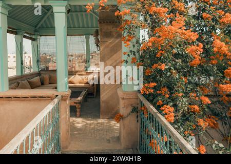 Charmant Riad Rooftop terrasse avec fleurs de Bougainvilliers, style architectural de luxe rustique, ombres douces, coin salon extérieur serein et enchanteur, Banque D'Images