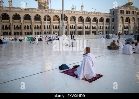 La Mecque, Arabie Saoudite - 5 juin 2024 : pèlerins du Hadj et de l'Oumrah assis près de Masjidil Haram, Grande Mosquée de la Makkah. Hajj 2024. Banque D'Images