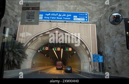 La Mecque, Arabie Saoudite - 5 juin 2024 : tunnel routier King Fahd près de la mosquée Al Haram, Makkah, Arabie Saoudite. Hajj 2024 Banque D'Images