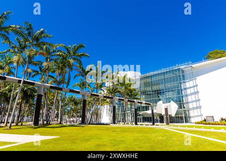 Bâtiment de la salle de concert du New World Center par Frank Gehry et le Soundscape Park, Miami Beach, Floride, États-Unis Banque D'Images