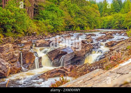 Image d'une rivière en cascade au-dessus d'une section rocheuse avec une longue exposition prise à la lumière du jour Banque D'Images