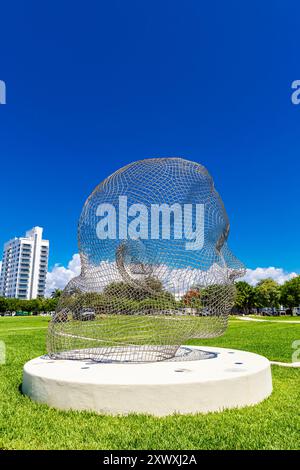 'Minna' (2022) sculpture de Jaume Plensa à Pride Park, Miami Beach, Floride, États-Unis Banque D'Images