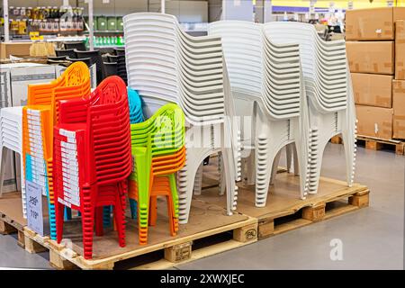 chaises multicolores en plastique pour bureaux, cafés, institutions pour enfants dans le supermarché. Matériaux recyclables Banque D'Images