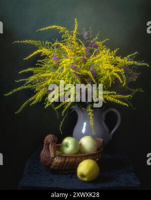 Nature morte avec bouquet de fleurs sauvages et de pommes sur fond noir Banque D'Images