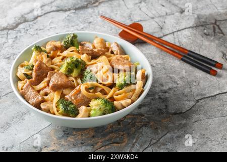 Bœuf teriyaki, nouilles, champignons et brocoli sauter en gros plan dans un bol sur la table. Horizontal Banque D'Images