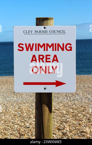 Un panneau indiquant une zone désignée pour la baignade en été sur la côte nord du Norfolk à Cley next the Sea, Norfolk, Angleterre, Royaume-Uni. Banque D'Images