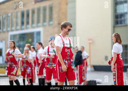 Les étudiants en costumes se réunissent au début de leur première année pour Nolle-P, une réception de bienvenue traditionnelle, au Campus Norrköping de Liu Banque D'Images