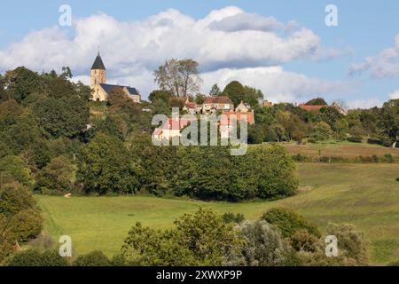 Notre Dame du Rosaire chuch et le village de la Perrière dans la campagne de Mortagne-au-Perche, département de l'Orne, Normandie, France, Europe Banque D'Images