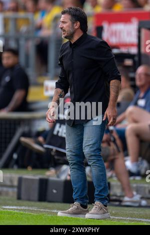 Breda, pays-Bas. 18 août 2024. BREDA, PAYS-BAS - 18 AOÛT : L'entraîneur Carl Hoefkens du NAC Breda regarde pendant le match néerlandais Eredivisie entre le NAC Breda et l'AFC Ajax au Rat Verlegh Stadion le 18 août 2024 à Breda, aux pays-Bas. (Photo de Joris Verwijst/Orange Pictures) crédit : Orange pics BV/Alamy Live News Banque D'Images
