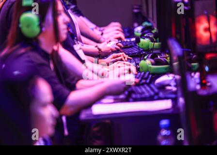 Cologne, Allemagne. 21 août 2024. Les joueurs sur ordinateur sont assis devant les écrans. Le salon Gamescom des jeux informatiques et vidéo aura lieu à Cologne du 21 au 25.08.2024. Crédit : Oliver Berg/dpa/Alamy Live News Banque D'Images