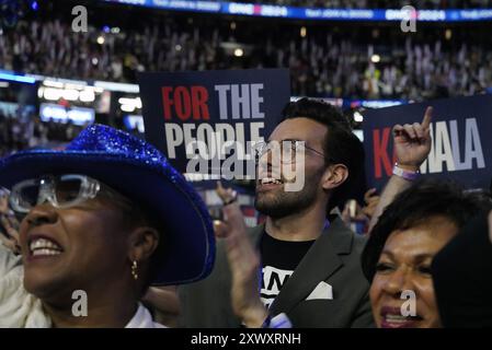 Chicago, États-Unis. 20 août 2024. Les gens assistent à la Convention nationale démocrate de 2024 qui s'est tenue au United Center à Chicago, aux États-Unis, le 20 août 2024. Crédit : Wu Xiaoling/Xinhua/Alamy Live News Banque D'Images