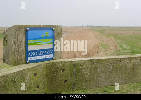 Angles Way panneau de sentier longue distance sur la clôture près de Burgh Castle, Norfolk, Royaume-Uni Banque D'Images