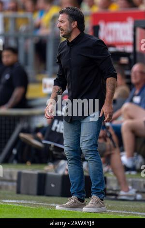 Breda, pays-Bas. 18 août 2024. BREDA, PAYS-BAS - 18 AOÛT : L'entraîneur Carl Hoefkens du NAC Breda regarde pendant le match néerlandais Eredivisie entre le NAC Breda et l'AFC Ajax au Rat Verlegh Stadion le 18 août 2024 à Breda, aux pays-Bas. (Photo de Joris Verwijst/Orange Pictures) crédit : dpa/Alamy Live News Banque D'Images