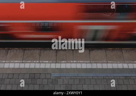 Wustermark, Deutschland. 20 août 2024. Un train régional fait son apparition à la gare de Wustermark, le 20 août 2024. Crédit : dpa/Alamy Live News Banque D'Images