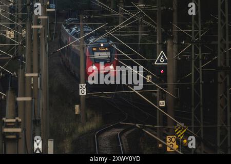 Wustermark, Deutschland. 20 août 2024. Un train régional fait son apparition à la gare de Wustermark, le 20 août 2024. Crédit : dpa/Alamy Live News Banque D'Images