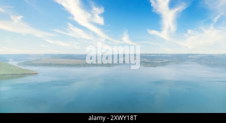 Vue sereine sur le lac avec ciel bleu clair et nuages moelleux. Beauté de la nature. Copier l'arrière-plan de l'espace. Papier peint panoramique vue aérienne. Banque D'Images