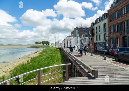 La promenade le long de la baie de St Valery-sur-Somme en Picardie, France Banque D'Images