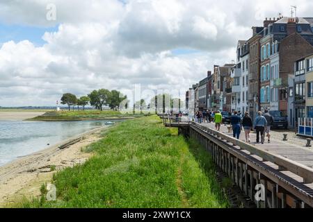 La promenade le long de la baie de St Valery-sur-Somme en Picardie, France Banque D'Images