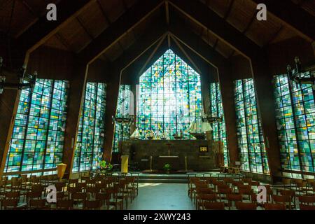 Les magnifiques vitraux modernes de la Chapelle notre Dame de bon Port rendent hommage aux marins Banque D'Images