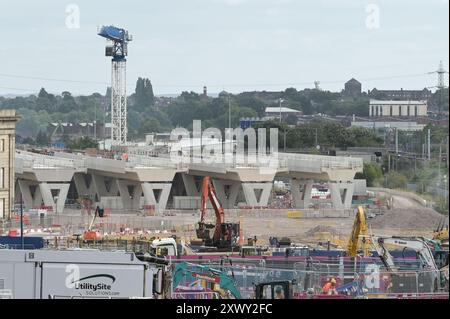 Curzon Street, Birmingham, 21 août - les travaux se poursuivent sur HS2 à Birmingham pendant la construction du terminus de Curzon Street. Le Midlands Metro System est également en construction et s'arrêtera à la station HS2. Quatre des huit voies qui sont en cours de construction devraient devenir redondantes après que le gouvernement a abandonné d'autres voies de la ligne. HS2 a déclaré qu'il leur serait moins cher de construire les voies que de ne pas le faire. Les quatre plates-formes inutilisées seront laissées vides, sans rails ni signalisation, afin d'éviter des coûts inutiles pour les rendre opérationnelles. Crédit : arrêtez Press Media/Alamy Live News Banque D'Images