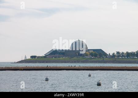 Adler Planetarium, Monroe Harbor Pier au lac Michigan et en arrière-plan, Chicago, il, États-Unis. Banque D'Images