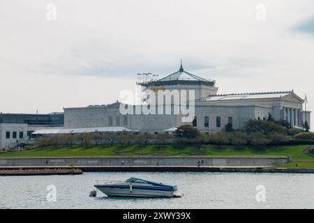 Shedd Aquarium et bateau à Monroe Harbor au lac Michigan et en arrière-plan, Chicago, il, États-Unis. Banque D'Images