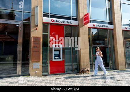 UniCredit Bank logo Company, Street Scene View, femme marche avec chien ATM Prague République tchèque Banque D'Images