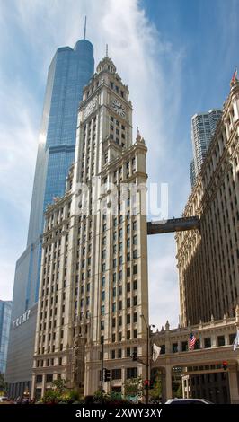 Le bâtiment Wrigley bâtiment emblématique d'architecture moderne et Trump International Tower and Hotel dans le centre-ville de Chicago, il, États-Unis. Banque D'Images