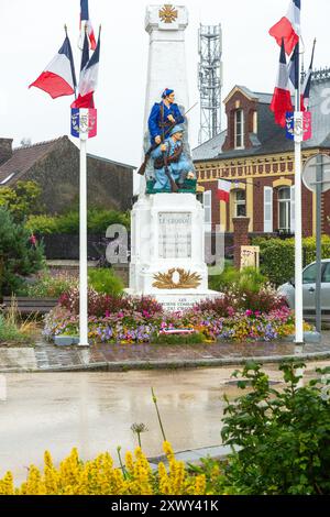 Mémorial de guerre du Crotoy, deux soldats sont représentés côte à côte : un marin debout et un infanterie agenouillé Banque D'Images