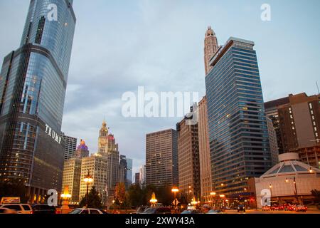 Le Trump International Hotel and Tower, bâtiment emblématique de Wrigley et la ligne d'horizon avec des bâtiments d'architecture moderne dans le centre-ville de Chicago, il, États-Unis. Banque D'Images