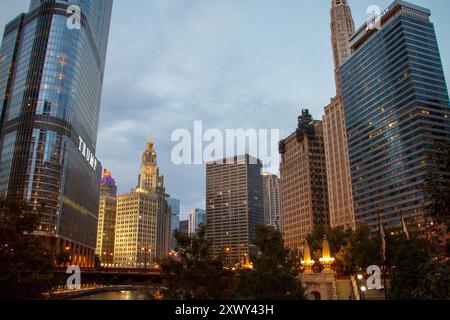 Le Trump International Hotel and Tower, bâtiment emblématique de Wrigley et la ligne d'horizon avec des bâtiments d'architecture moderne dans le centre-ville de Chicago, il, États-Unis. Banque D'Images