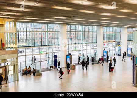 Salle principale de l'Ostbahnhof salle principale de l'Ostbanhof en hiver, le dimanche matin. Berlin, Allemagne. Berlin Ostbahnhof Berlin Allemagne Copyright : xGuidoxKoppesxPhotox Banque D'Images