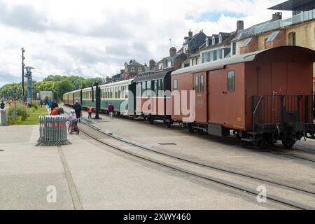 Train à St Valery sur somme, Picardie, France Banque D'Images